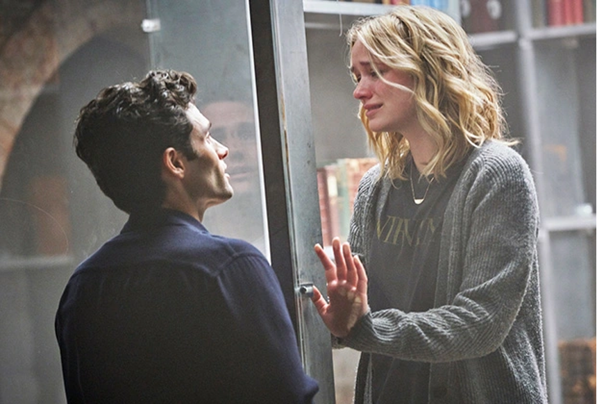 Penn Badgley and Elizabeth Lail in You, Still from Season 1, Episode 10